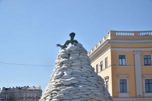 Statuia Ducelui de Richelieu din Odessa, învelită de ucraineni cu saci de nisip pentru a o proteja de bombardamentele ruşilor