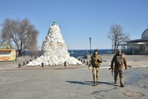 Statuia Ducelui de Richelieu din Odessa, învelită de ucraineni cu saci de nisip pentru a o proteja de bombardamentele ruşilor