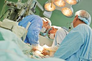 Un pacient a luat foc pe masa de operaţie în Timişoara. Chirurgul care îl opera a suferit şi el arsuri: "M-am pârlit un pic la degete"