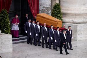 VIDEO. Funeraliile fostului Papă Benedict al XVI-lea. Zeci de mii de oameni au participat. Slujba, oficiată de Papa Francisc