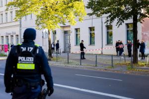 Alertă de securitate în Germania. O sinagogă din Berlin a fost atacată cu două cocktail-uri Molotov. Cancelarul Olaf Scholz, îngrozit