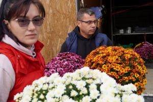 Povestea florarului care plantează crizanteme în amintirea mamei, gratis, în fața Spitalului din Sibiu: "Mă vede din Cer. Vreau să știe că am rămas același om bun"