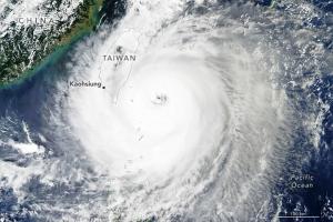Viteză record de vânt de peste 340 de kilometri pe oră în Taiwan, în urma taifunului Koinu. Zeci de oameni şi-au lăsat casele pentru a-şi salva viaţa