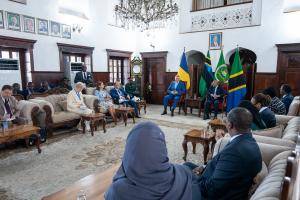 Klaus Iohannis a ajuns în Zanzibar. Cum au fost fotografiaţi preşedintele României şi soţia sa, Carmen. Turneul în Africa nu se termină aici