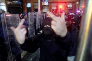 Revoltă în Dublin. O mulţime extremistă, furioasă, care dă vina pe migranţi pentru înjunghierea unor copii a făcut prăpăd: 34 de arestaţi