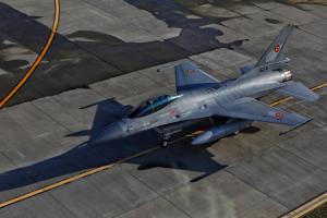Au ajuns primele trei F-16 din Norvegia. România a plătit 400 de milioane de euro pentru 32 de avioane. Au resursă pentru cel puțin 10 ani