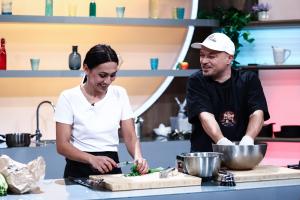 Chefi la cuțite, astăzi, la Antena 1: Puya și Melinda vin să gătească pentru cei 3 Chefi, iar Ilona Brezoianu jurizează jocul de amuletă