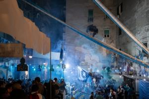 Tânăr de 26 de ani, împuşcat în timpul festivităţilor de celebrare a titlului de la Napoli. Alte peste 200 de persoane, rănite