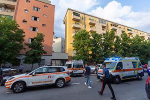 Două clanuri de romi au îngrozit un cartier din Milano. Zeci de oameni s-au bătut cu mese de călcat, bâte, răngi și cuţite, din cauza unui loc de parcare