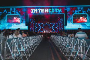 IntenCity 2023. Cei care iubesc muzica s-au bucurat în prima seară de festival de cele mai în vogă melodii din anii '80 şi '90