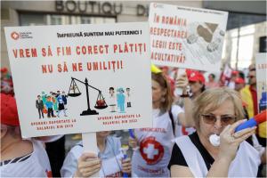 Protest masiv al angajaților Caselor de Asigurări de Sănătate din toată țara: Au întrerupt programul de la 10:00. Cer salarii mai mari