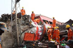 Scene cumplite la o lună de la catastrofa feroviară din India. Zeci de cadavre nu au fost încă revendicate: autorităţile nu ştiu ce să facă cu ele