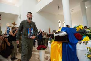Ucraina îşi plânge eroii. Juice, unul dintre cei mai cunoscuţi piloţi ai Forţelor Aeriene, a fost înmormântat la Kiev