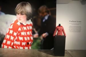Celebrul pulover roşu cu oiţe al Prinţesei Diana a fost vândut cu o sumă exorbitantă. Bătălie aprigă în timpul licitaţiei