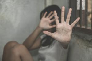 Două surori de 13 şi 8 ani din Botoşani, violate de un adolescent şi de fratele lor mai mare. Fata cea mare, la ATI după o supradoză de medicamente