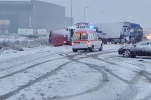 Tânăr de 23 de ani, mort într-un accident cumplit pe "Drumul Morţii" E85, în Neamţ. Două maşini şi două TIR-uri s-au ciocnit pe şoseaua acoperită cu zăpadă