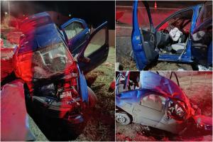 Un şofer de 19 ani s-a răsturnat cu maşina şi s-a înfipt în afara unei şosele Vaslui. Pasagerul lui de 17 ani este rănit