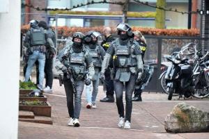 Luare de ostatici într-o cafenea din Olanda: trei tineri, eliberaţi. Locuinţele din zonă au fost evacuate
