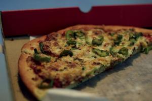 (P) Ce rol are o vitrină caldă de calitate asupra puiului rotisat și feliilor de pizza?