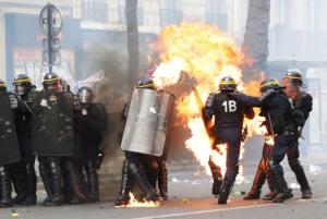 Povestea unei imagini care a făcut ÎNCONJURUL LUMII! Un jandarm este cuprins de FLĂCĂRI în timpul protestelor de la Paris