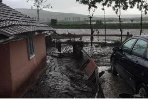 Case inundate în Botoşani, după o rupere de nori (Foto)