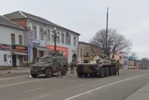 Scene incredibile în oraşul predat de primar armatei ruse. Soldaţii au cerut civililor să plece: "Nu plecăm nicăieri, e oraşul nostru"