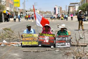 Cel puțin 12 oameni au murit în urma protestelor din Peru. Manifestanții cer demisia președintelui
