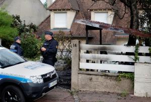 Revoltă în Franţa. Locuința unui primar din suburbia Parisului, atacată și incendiată de protestatari: soţia şi unul dintre copii, răniţi