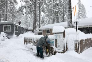 Furtună de zăpadă cu rafale de 300 km/h în California şi Nevada. Peste 50.000 de americani au rămas fără curent electric