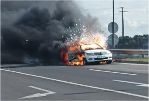 Maşina unor români a ars ca o torţă pe o autostradă din Ungaria. Părinţii şi cei doi copii au fost salvaţi de mai mulţi agenţi fiscali
