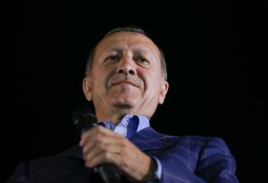 Erdogan își anunță victoria în referendumul constituțional din Turcia care-i dă puteri sporite. Opoziția contestă votul și a ieșit în stradă