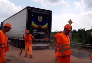 Un camion românesc a lovit o maşină de poliţie, pe o autostradă din Ungaria. Doi agenţi sunt în stare critică (video)