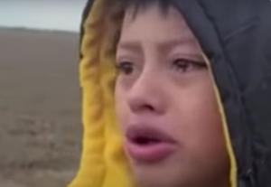 Moment emoționat când un copil migrant abandonat se apropie în lacrimi de un polițist de frontieră din Statele Unite: "Mă puteți ajuta, vă rog?"