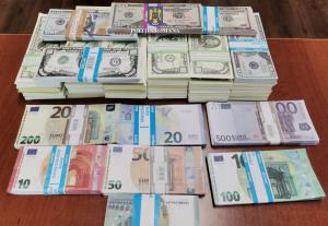 Aproape 3 milioane de dolari, ridicate de polițiști de la o firmă din Suceava, după arestarea a trei tineri care plasau valută falsă