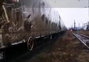 Tren de marfă deraiat de pe șine în Bistrița-Năsăud: Cinci vagoane încărcate cu ciment s-au răsturnat pe calea ferată