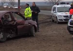 Accidentul de azi dimineață din Buzău, provocat de o șoferiță de 27 de ani care a vrut să depășească un camion. Mama tinerei a murit pe loc, după ce a fost proiectată prin geamul portierei