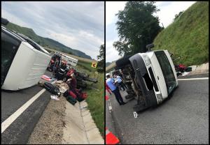 Imagini dramatice la Sibiu! Un microbuz în care se aflau 9 persoane s-a răsturnat într-o curbă