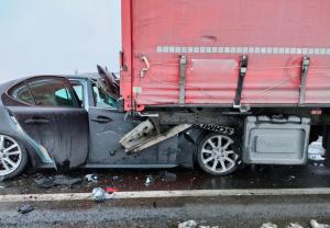 Șofer scos în viață din mașina strivită sub remorca unui TIR, la Suceava