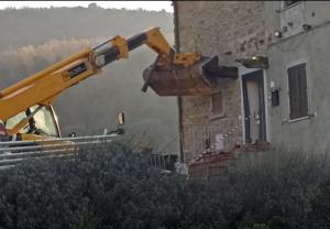 Italianul care şi-a împuşcat mortal vecinul, după ce acesta s-a înfipt cu buldozerul în casa lui, a fost eliberat din închisoare