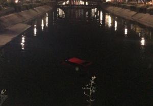 Maşină căzută în râul Dâmboviţa din Bucureşti. Tânără transportată de urgenţă la spital (Video)