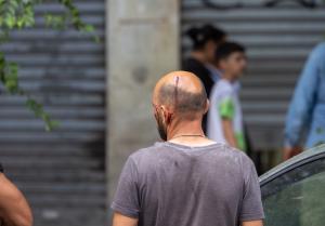 Două clanuri de romi au îngrozit un cartier din Milano. Zeci de oameni s-au bătut cu mese de călcat, bâte, răngi și cuţite, din cauza unui loc de parcare