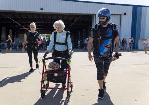 "Vârsta este doar un număr". O bătrânică de 104 ani din SUA a sărit cu parașuta de la 4.000 de metri. Vrea să stabilească un nou record