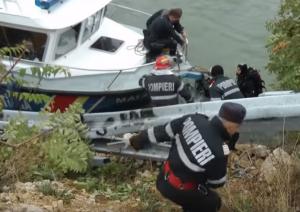 Operaţiune dramatică în Caraş-Severin. Scafandrii au reluat căutările maşinii căzute în Dunăre, la bordul căreia se afla o familie cu un copil de 3 ani
