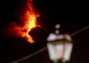 Vulcanul Etna a erupt din nou cu putere. Tone de lavă au țâșnit prin gura de foc