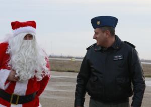 Moș Crăciun a venit cu un elicopter Puma la Baza 57 Aeriană Mihail Kogălniceanu