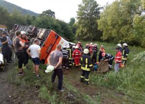 Şoferul autocarului răsturnat lângă Predeal, pus sub acuzare! 17 pasageri, în continuare internaţi în spital