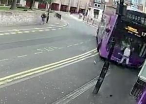 El este bărbatul de fier! Lovit în plin de autobuz, s-a ridicat de jos ca şi cum nimic nu s-a întâmplat şi a intrat într-un pub (VIDEO)