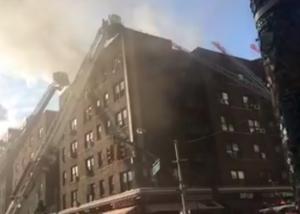 BREAKING NEWS! INCENDIU puternic în inima NEW YORK-ULUI! O clădire de pe o stradă INTENS CIRCULATĂ în metropola americană este cuprinsă de FLĂCĂRI