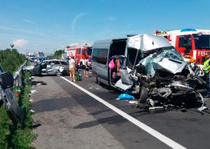 Accident în lanţ, cu două microbuze româneşti, pe o autostradă din Austria. Două victime au fost duse cu elicopterul la spital