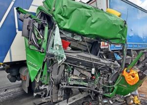 Imagini cumplite pe o autostradă din Germania, cabină de tir aplatizată la impactul cu alt camion